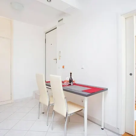 Dorna Near Center And Bacvice Apartman Split